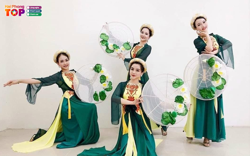 Trang-phuc-bieu-dien-le-pham-haiphongtoplist